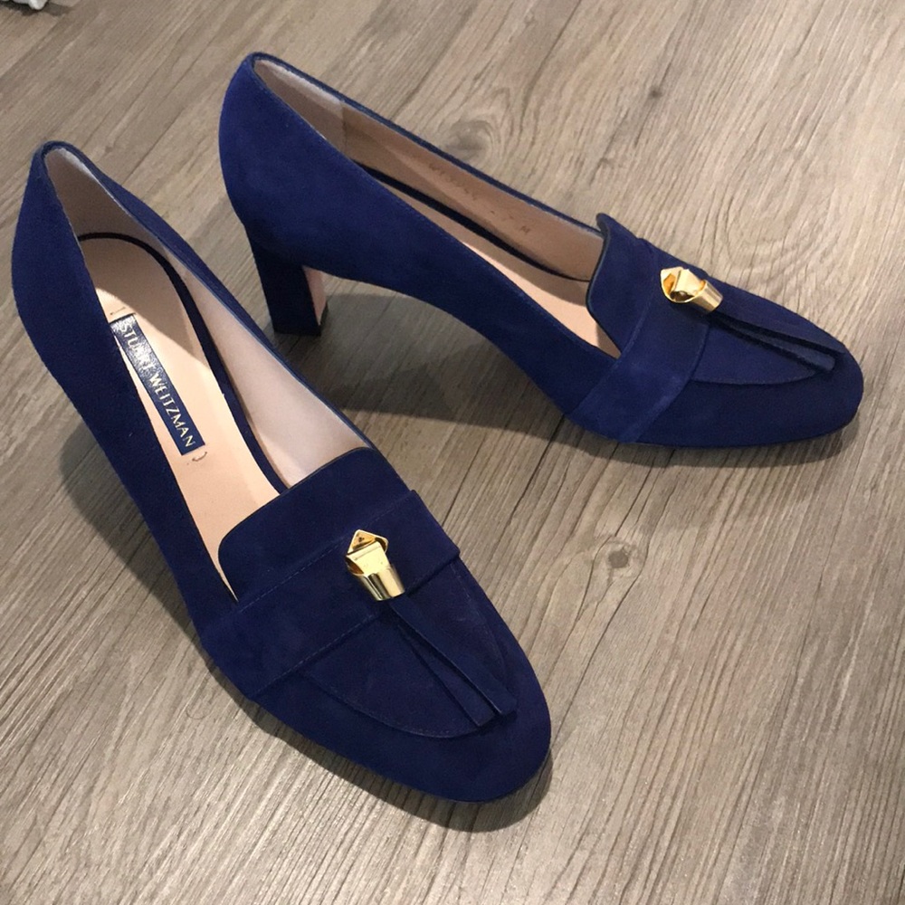 Stylish Stuart Weitzman low hill with decorative gold slipknot / tassels